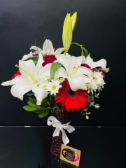 Şık Cam Vazoda Mevsim Çiçekleri ve Beyaz Lilyumlar
